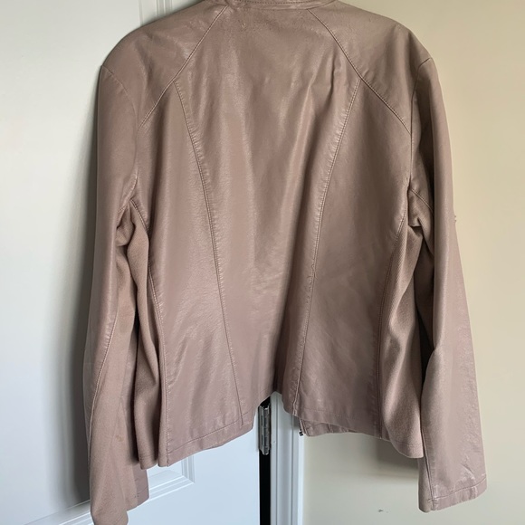 Faux leather jacket -worn - Picture 4 of 4